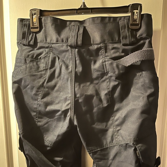 Gently used Women’s 5.11 Tactical EMS pants. Excellent condition.  Navy. size 6L - Picture 6 of 11